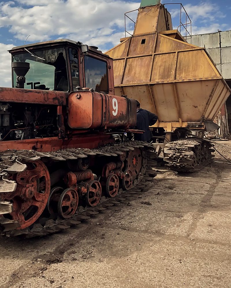 ДТ-75 с торфоуборочным комбайном